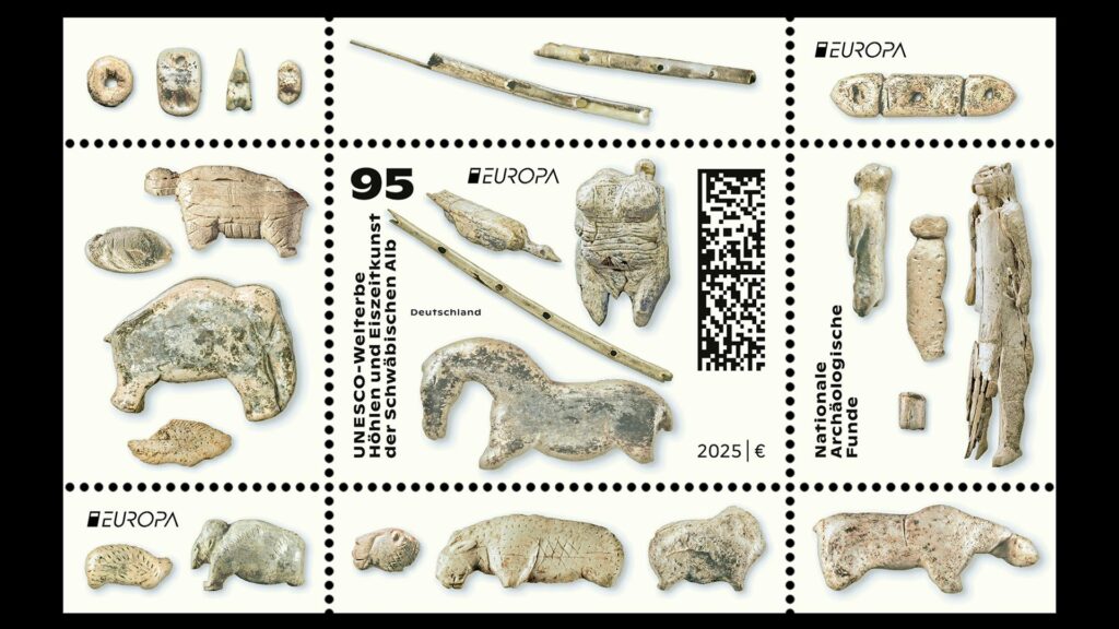 Sonderbriefmarke Europa im Wert von 95 cent. Beschriftung links: UNESCO-Welterbe Höhlen und Eiszeitkunst der Schwäbischen Alb, Deutschland 2025 | €. Die Briefmarke und die 8 an den perforierten Rand der eigentlichen Marke angrenzenden Zusatzfelder zeigen steinzeitliche Elfenbeinschnitzereien in Form von Tieren (z. B. Mammut, Pferd, Löwe) und Menschen (Venus, Löwenmensch) sowie einige Flöten.